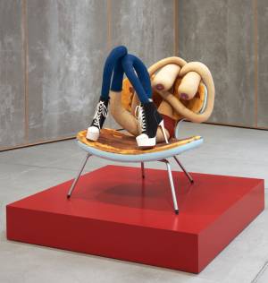 Sarah Lucas, Cool Chick Baby, 2020. Tights, wire, kapok, shoes, acrylic paint, vinyl and metal chair, 96.5 x 77.5 x 90 cm plus 20.3 x 121.9 x 121.9 cm. Image courtesy of Sadie Coles HQ. © Sarah Lucas, courtesy Sadie Coles HQ, London. Photo: Robert Glowacki.