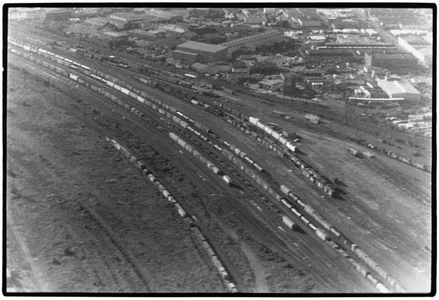 Zoe Leonard. Untitled Aerial, 1986. Gelatin silver print, 44.5 x 60 cm (17 1/2 x 23 5/8 in). © Zoe Leonard. Courtesy the artist, Galerie Gisela Capitain, Cologne and Hauser & Wirth.