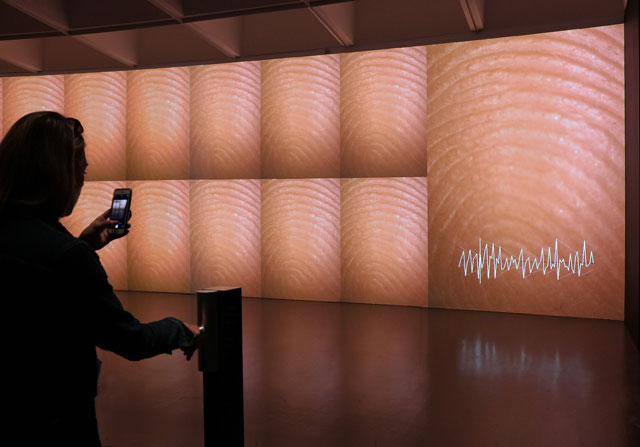 Rafael Lozano-Hemmer, Pulse Index, 2008. Installation view, Rafael Lozano-Hemmer: Pulse at the Hirshhorn Museum and Sculpture Garden, Washington, DC, 2018. Photo: Cathy Carver.