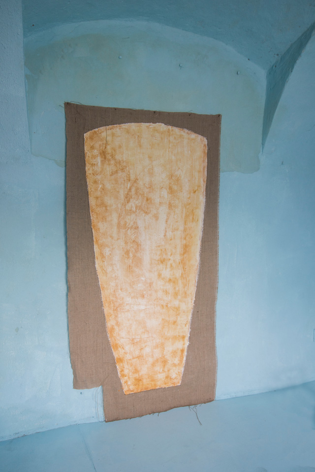 Lily Lanfermeijer, Lost in depiction 2018, Turmeric Traces. Egg tempera, plaster, jute, 85 x 122 cm. Fotopub, Novo Mesto. Photo: Eva Hoonhout.