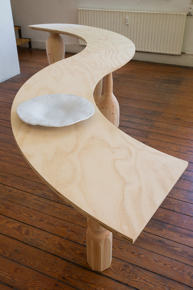 Lily Lanfermeijer, FauxSyrupAngel, 2018. Table Act #1. Multiplex, pine wood, ceramics, 42,5 x 280 x 70 cm. Punt WG Amsterdam. Photo: Kyle Tryhorn.