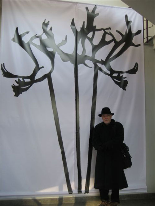 Photograph of Bernard Lassus next to organic form sculpture (Malmo).