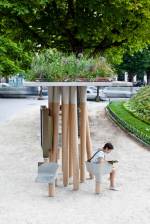 Wi-Fi station on the Rond Point des Champs-Elysées, a connected oasis in the heart of Paris, February 2012. Free Wi-Fi access to tourists and Parisians. Tactile big screen offering the services of the city of Paris. © Mathieu Lehanneur/JCDecaux.