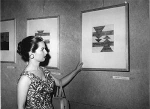 Lygia Pape at the National Exhibition of Concrete Art, 1956. Published in Cruzeiro magazine. Vintage photography. Projeto Lygia Pape. © Projeto Lygia Pape