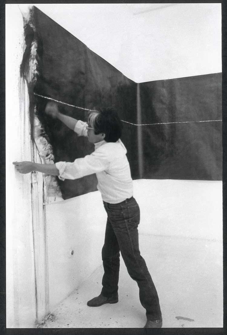 Takesada Matsutani with Stream-10, 1984. © Takesada Matsutani. Courtesy the artist and Hauser & Wirth.