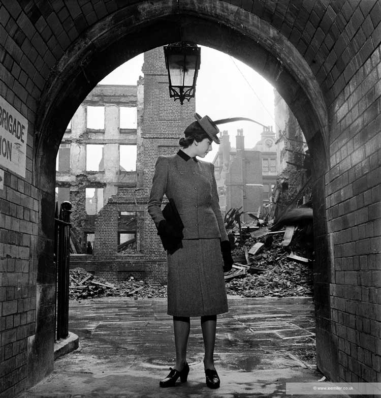 Lee Miller, Model Elizabeth Cowell wearing Digby Morton suit, London, 1941. Lee Miller Archives. © Lee Miller Archives, England 2025. All rights reserved. leemiller.co.uk.