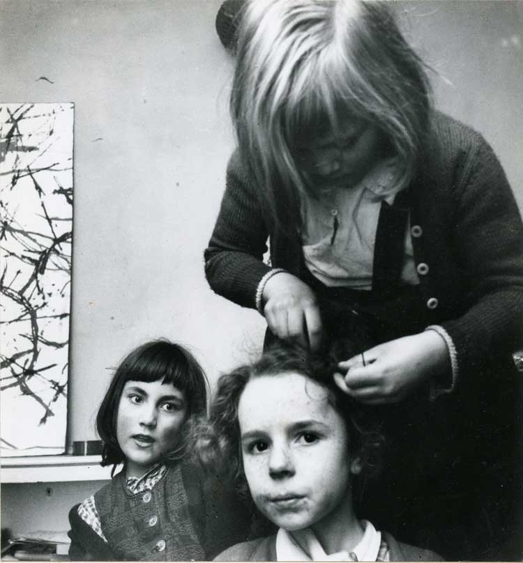 Roger Mayne. Three children at Nigel Henderson’s: Drusilla (Jo) and Justin Henderson, with a friend, Bethnal Green 1953. Vintage gelatin silver print, 21 x 20 cm. © Roger Mayne Archive / Mary Evans Picture Library.