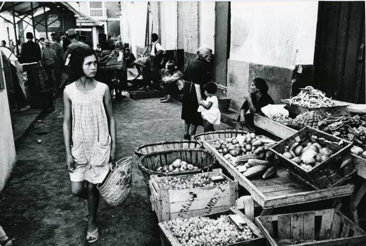 Roger Mayne. Girl, Almunecar 1962. Vintage gelatin silver print mounted on board, 59.5 x 91.5 cm. © Roger Mayne Archive / Mary Evans Picture Library.