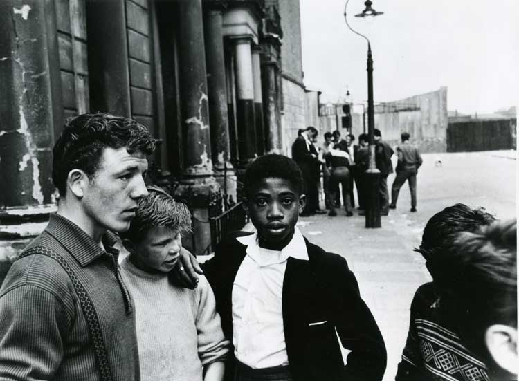 Roger Mayne. Men and Boys, Southam Street, London 1959. Vintage gelatin silver print, 18.5 x 27 cm. © Roger Mayne Archive / Mary Evans Picture Library.