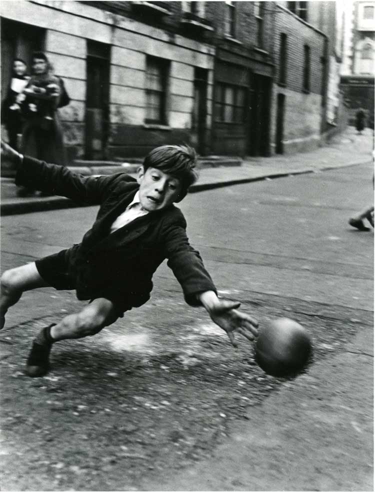 Roger Mayne. Goalie, Brindley Road 1956. Modern print (printed in 2002), 38 x 30 cm. © Roger Mayne Archive / Mary Evans Picture Library.