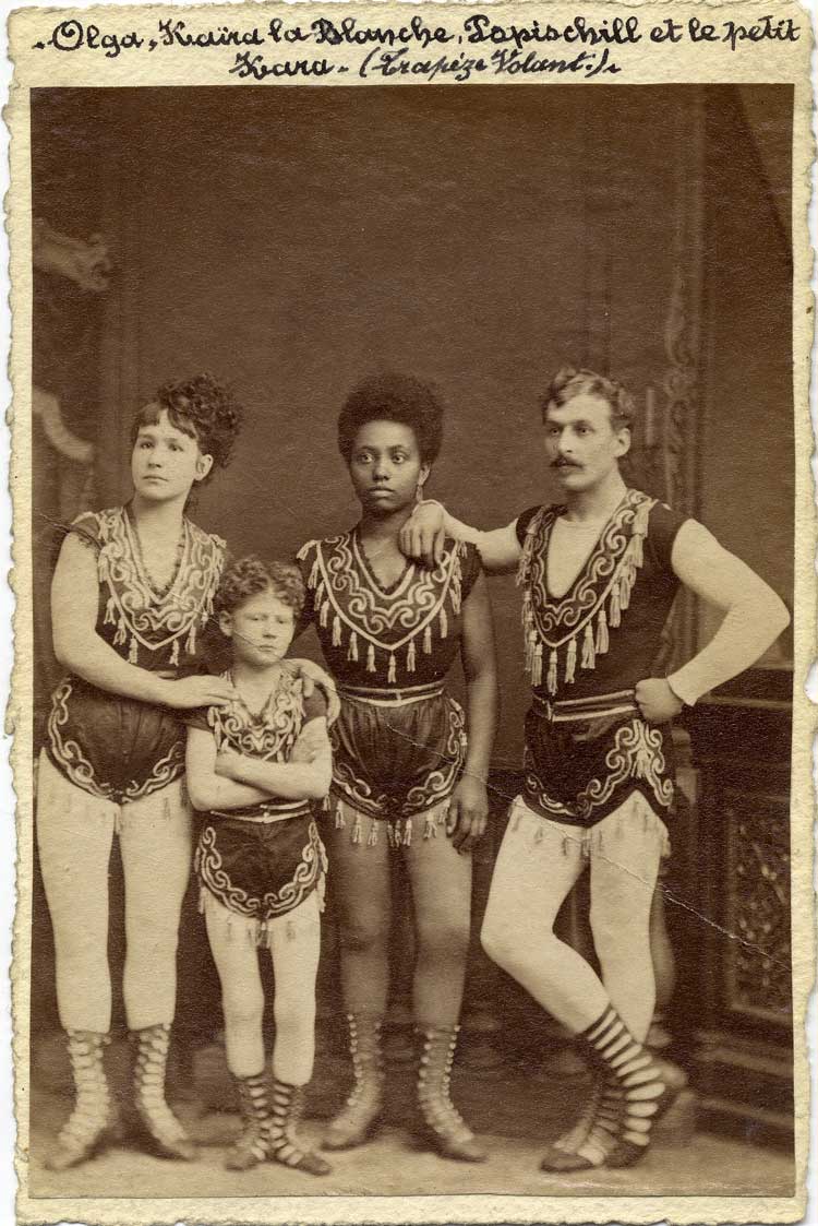 Olga, Kaira la Blanche, Popischill et le petit Kara (Trapèze Volant). Photograph, 13.7 × 8.9 cm. Mucem, Marseille. © Mucem, Marseille.