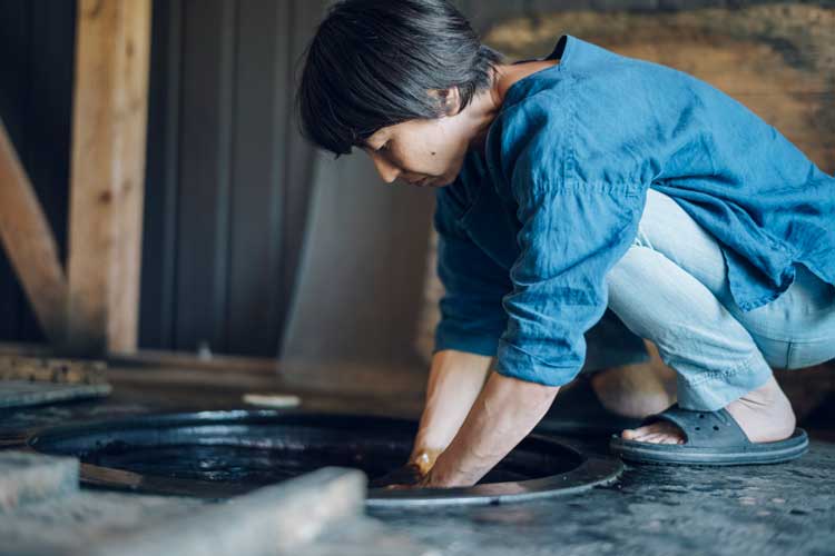 Hirano Kaori dyeing fabric at Itoshiro Yōhin Ten, Gifu Prefecture, 2023. © Itoshiro Yōhin Ten.