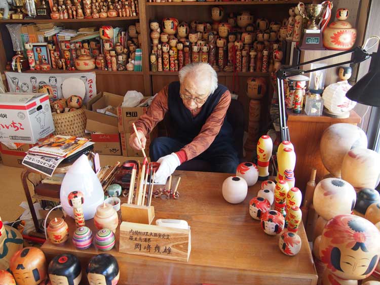 Kokeshi artisan Okazaki Ikuo at his studio in Zao Onsen, Yamagata Prefecture. © Okazaki Manami.