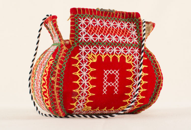 Karam Al-Maloukh, embroidered bag, 2008, silk, textile, and cardboard, made in Al-Naqab prison, courtesy of Karam Al-Maloukh.