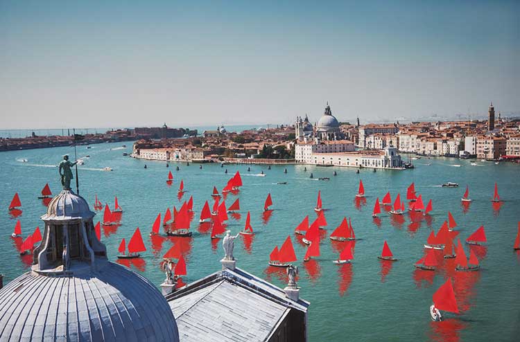 Melissa McGill. Red Regatta (Coppa del Presidente della Repubblica, San Giorgio Maggiore), 2019. Archival pigment print. © Melissa McGill / Mazzoleni, London - Torino.