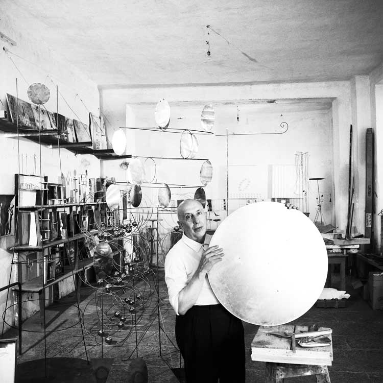 Fausto Melotti in his studio in via Leopardi, Milan (early 1970s). Photo: Ugo Mulas © Ugo Mulas Heirs. All rights reserved.