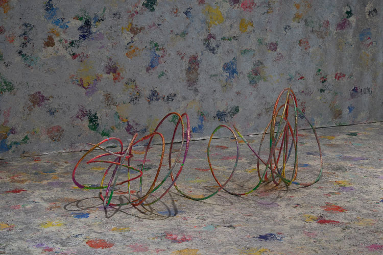 Mit Jai Inn, Midlands Dwelling, 2021. Oil, colour pigment and glue on canvas, 310 x 837 x 670 cm / Acrylic on canvas on metal 61 x 232 x 77 cm. Installation view, Mit Jai Inn: Dreamworld (2021). © Ikon Gallery. Photo: Stuart Whipps.
