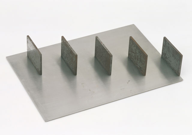 Five Screens with Computer, 1969. Model, Computer-controlled Auto-Destructive monument. Steel, 7.2 x 44.4 x 30.9 cm. Donation by Alan Sutcliffe and Gustav Metzler. Generali Foundation Collection - Permanent Loan to the Museum der Moderne Salzburg © Generali Foundation, Photo: Werner Kaligofsky.