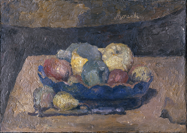 Giorgio Morandi. Still Life with Fruit (Natura morta con frutta), 1927. Oil on canvas, 27 x 38.5 cm. Fondazione Magnani Rocca, Mamiano di Traversetolo (Parma), Italy. © Giorgio Morandi, VEGAP, Bilbao, 2019.