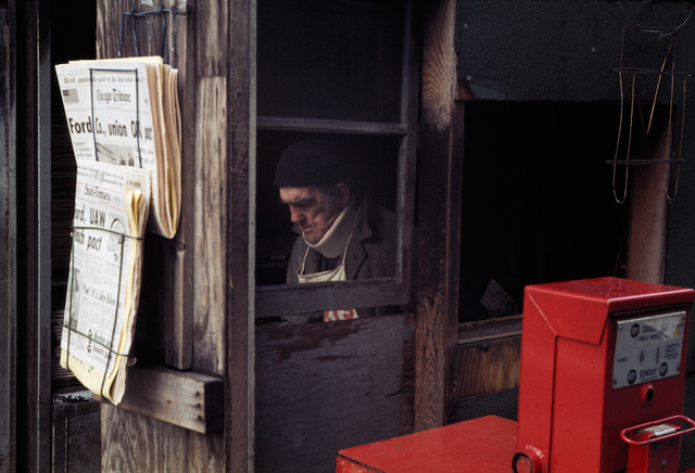 Vivian Maier. Chicago, October 1976. Chromogenic print, printed in 2018, 16 x 20 in. © Estate of Vivian Maier/Maloof Collection, courtesy Les Douches la Galerie, Paris & Howard Greenberg Gallery, New York.