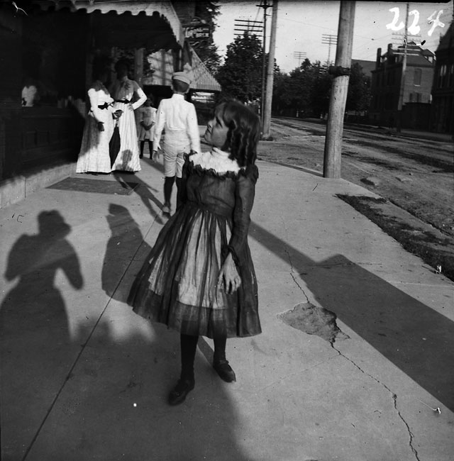 Gabriele Münter. Little Girl Standing at the Side of a Street Saint Louis, Missouri, 1900. © Gabriele Münter und Johannes Eichner-Stiftung VG Bild-Kunst, Bonn 2018.