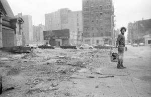 Gordon Matta-Clark creating Garbage Wall under the Brooklyn Bridge in 1970. © The Estate of Gordon Matta-Clark / Artists Rights Society (ARS), New York. Courtesy The Estate of Gordon Matta-Clark and David Zwirner.