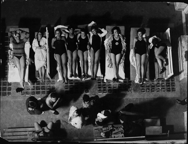 Lothar Rübelt. In Dianabad, 1926. The swimmers are resting before the race. Black-and-white photograph © Lothar Rübelt / ÖNB-Bildarchiv / picturedesk.com.