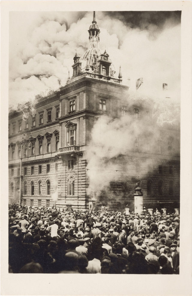 Anonymous. Palace of justice on fire, postcard, July 15, 1927, 14 x 9 cm. © Archiv Gerald Piffl / Imagno / picturedesk.com.