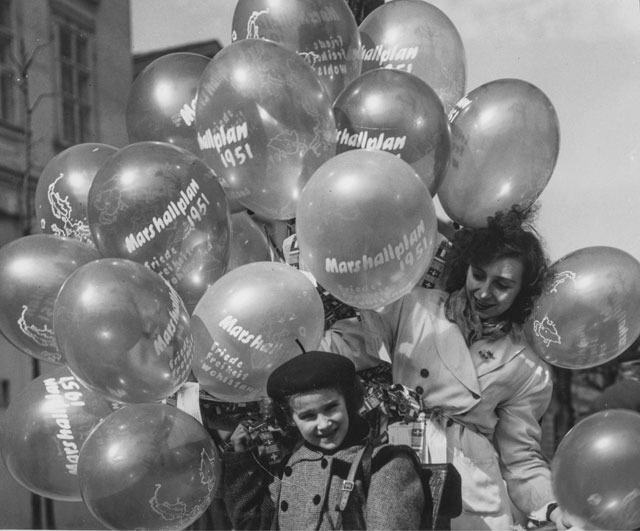 Anonymous. Marshall plan, 1951. Distribution of Balloons at Vienna Spring Fair carried an inscription reading: Marshall plan 1951 – Peace – Freedom – Wellbeing. Vienna, Austria, March 15, 1951. © Votava / imagno / picturedesk.com.