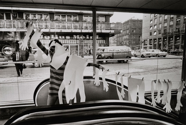 Kiki Kogelnik. Street pictures, Vienna, 1967 (2016). Silver gelatin print, 18 x 24 cm, printed 2016. mumok Museum of Modern Art Stiftung Ludwig Wien, acquired with the support of the Society of Friends of the Fine Arts. © 1967 Kiki Kogelnik Foundation. All rights reserved.