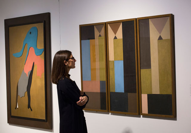 Jean Arp, Tänzerin (Danseuse), 1925 and Sophie Taeuber-Arp, Triptyque, 1918. Installation view, Modern Couples: Art, Intimacy and the Avant-garde, Barbican Art Gallery, 10 October 2018 – 27 January 2019. © John Phillips / Getty Images.