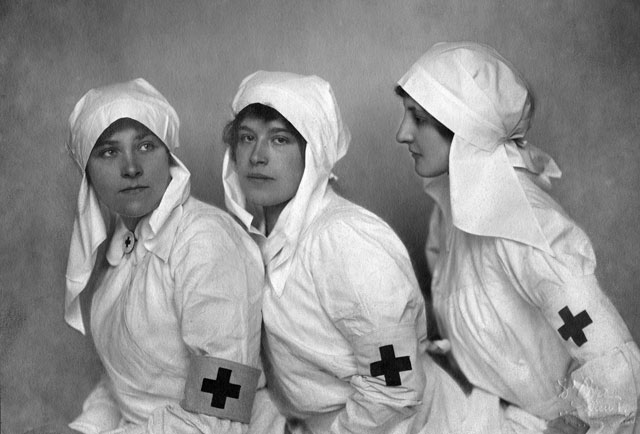 Dora Kallmus. Countess von Haugwitz-Széchényi, Countess Khevenhüller-Fürstenberg and Countess Marie Choloniewska serving in the Red Cross during the First World War. Gelatin silver print, 13.9 × 20.7 cm. Photo: Madame d’Ora – ullstein bild collection.