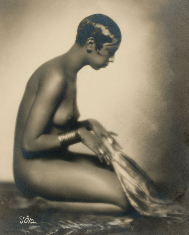 Dora Kallmus. Josephine Baker, 1928. Gelatin silver print, 19.4 × 16 cm. Museum für Kunst und Gewerbe Hamburg. Photo: Nachlass Madame d’Ora, Museum für Kunst und Gewerbe Hamburg.