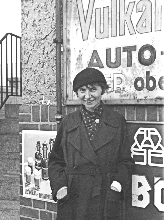 Jeanne Mammen in Berlin, c1930. Unknown photographer. © Jeanne-Mammen-Foundation, Berlin.