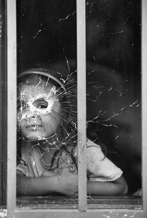 Jesus ABAD COLORADO, 'Comuna 13, Medellín, Antioquia', 2002. Edición 5/5. Fotografia blanco y negro, Edición 5/5. Impresión de pigmentos de carbono sobre papel PH neutro de alta calidad, 19 5/8 x 29 1/8 inches (50,0 x 74,0 cm). Quinta Galería