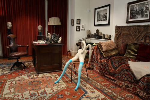 Suffolk Bunny in Freud’s Study, Sarah Lucas. © Sadie Coles HQ and Freud Museum London.