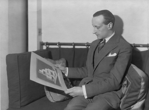 Portrait de Robert Mallet-Stevens, vers 1924. Photo D.R. Centre Pompidou, Mnam-Cci, Bibliothèque Kandinsky, fonds Mallet-Stevens. ©ADAGP, 
        2004, Paris