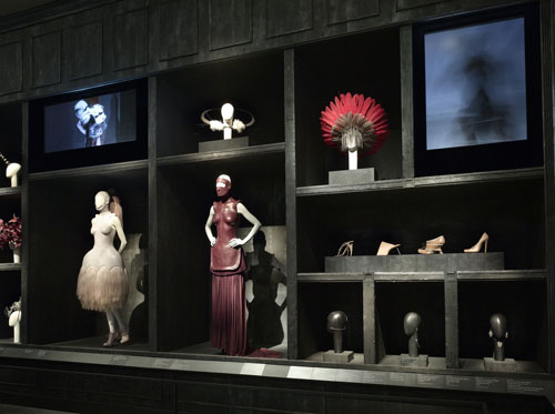 Alexander McQueen. Gallery View – Cabinet of Curiosities. Courtesy of The Metropolitan Museum of Art.