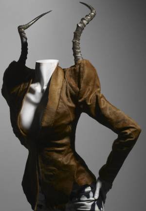 Alexander McQueen. Ensemble, It’s a Jungle Out There, autumn/winter 1997–98. Courtesy of The Metropolitan Museum of Art, Photograph © Sølve Sundsbø/Art + Commerce.