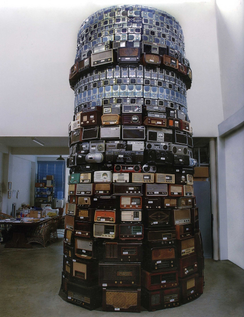 Cildo Meireles. Babel, 2001. Radios, diameter 500 x 300 cm. © Cildo Meireles