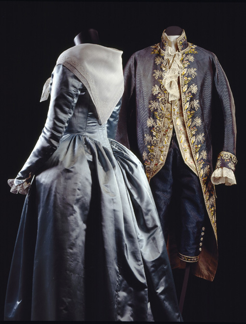 'Habit à la française', three-piece set of coat, waistcoat 
        and breeches, c. 1785-1795. Coat of blue figured silk (habit). Waistcoat 
        of cream silk taffeta (waistcoat). Embroidery 'au passé' with appliqués 
        of tulle. Gemeentemuseum of La Haye's coll. © : M. Koopmans / Gemeentemuseum, 
        La Haye.