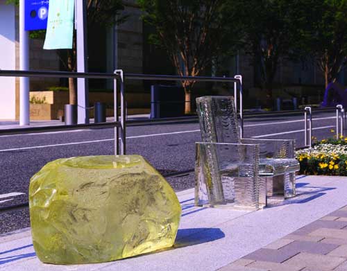 Chairs that disappear on a rainy day, by Tokujin Yoshioka, commissioned 
              by the Mori to be installed outside the museum