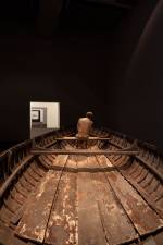 Ron Mueck. Man in a Boat, 2002 (installation view). Mixed media, 159 x 138 x 425.5 cm. Anthony d’Offay, London. Photograph: Isabella Matheus.