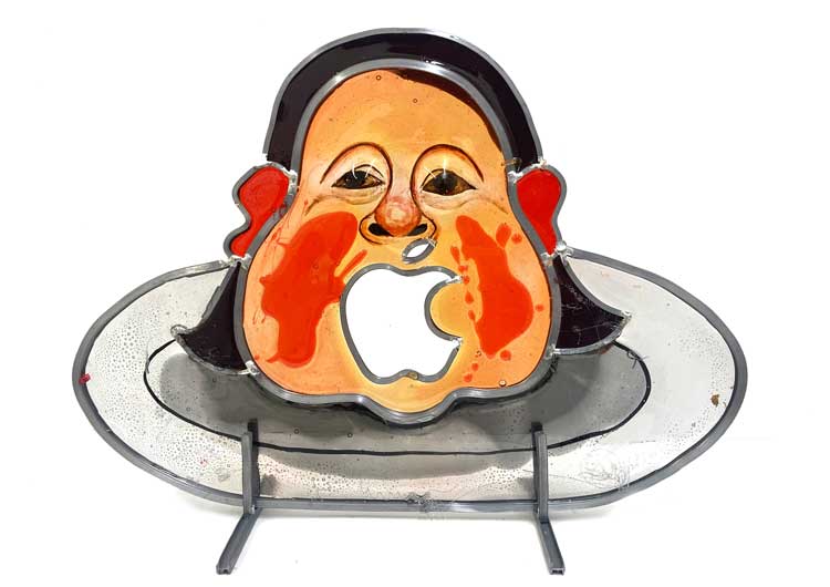 Sophie Lloyd, I love apple and
apple loves me, 2023. Sugar and lead. Courtesy of the Artist.