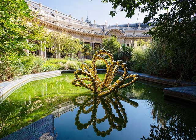 Installation view, Jean-Michel Othoniel: The Narcissus Theorem, Petit Palais, Paris 2021. © Othoniel / ADAGP, Paris 2021. © Photo: Claire Dorn / Courtesy the artist and Perrotin.