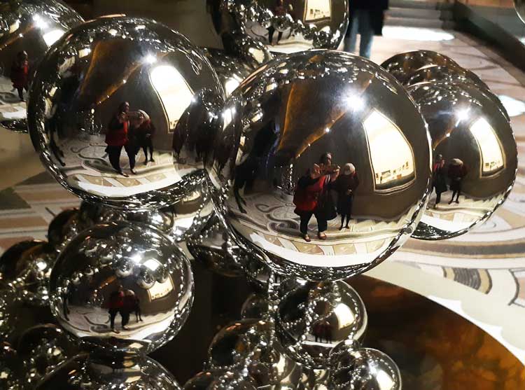 Reflected Narcissus: one can see multiple selves reflected in the sculptures. Photo: Ana Beatriz Duarte.