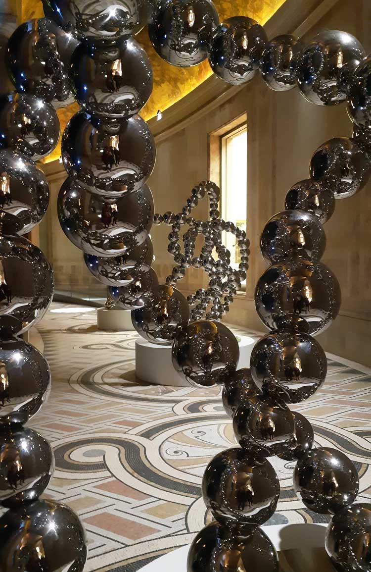 Mirror Knots (2021). Installation view, Jean-Michel Othoniel: The Narcissus Theorem, Petit Palais, Paris 2021. Photo: Ana Beatriz Duarte.