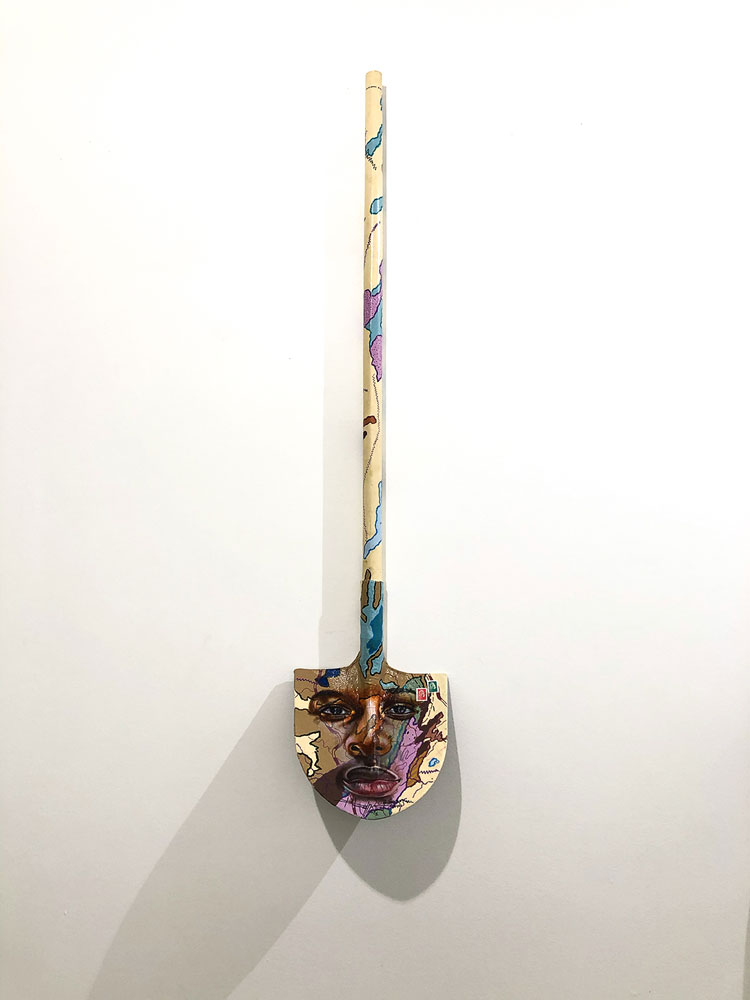 Jean David Nkot. Les âmes des sous-sols #6, 2021. Mixed media on shovel, 135 x 30 cm. Courtesy AFIKARIS Gallery.