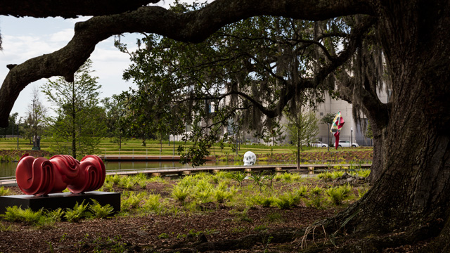 Left: Tony Cragg, Sinbad, 2000; Middle: Katharina Fritsch, Schädel/ Skull, 2018; Right: Yinka Shonibare, Wind Sculpture V, 2013. New Orleans Museum of Arts Sydney and Walda Besthoff Sculpture Garden, installation view. Photo: Richard Sexton.