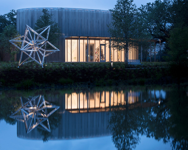 Sculpture Pavilion. Left: Frank Stella, Alu Truss Star, 2016. Photo: Richard Sexton.